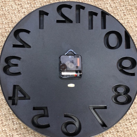 Modern solid black clock - Picture 3 of 3